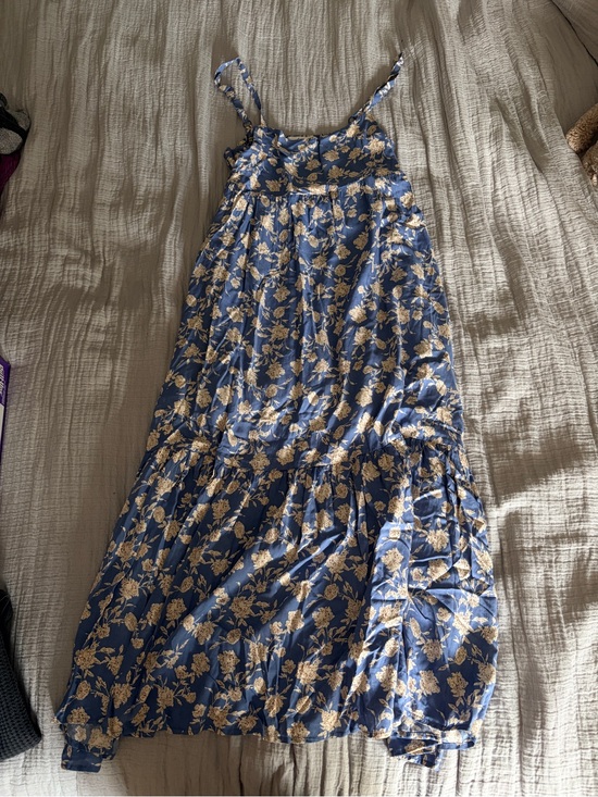Carly Jean Los Angeles Dresses & Skirts - Carly Jean Los Angeles Blue Floral Midi Dress